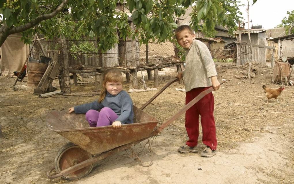 Kinderen in onder meer Roemenië (foto) worden gesteund door de Nederlandse organisatie Zending over Grenzen. Dit jaar is de hulporganisatie veertig jaar actief. Foto Zending Zonder Grenzen