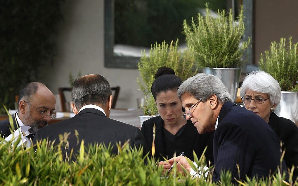 Kerry (r.) en Lavrov (op de rug gezien) voerden de afgelopen dagen gesprekken in Genève. Foto EPA