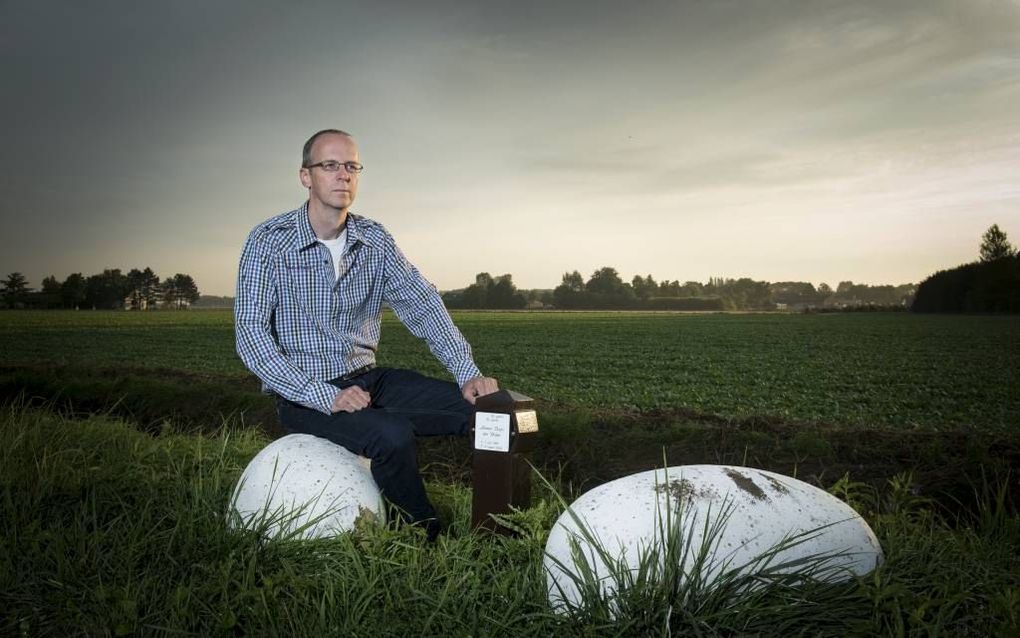 Ad Butijn op de plaats waar zijn vrouw 10 jaar geleden is verongelukt. Foto Wim van Vossen