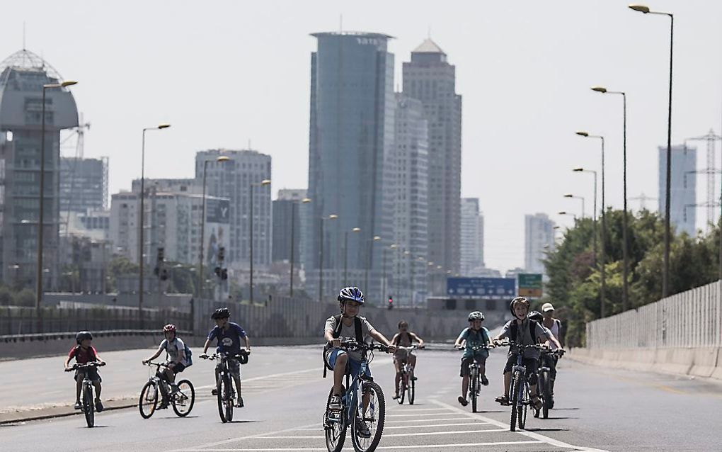 Kinderen fietsen tijdens Jom Kipoer op een lege autoweg. Foto EPA