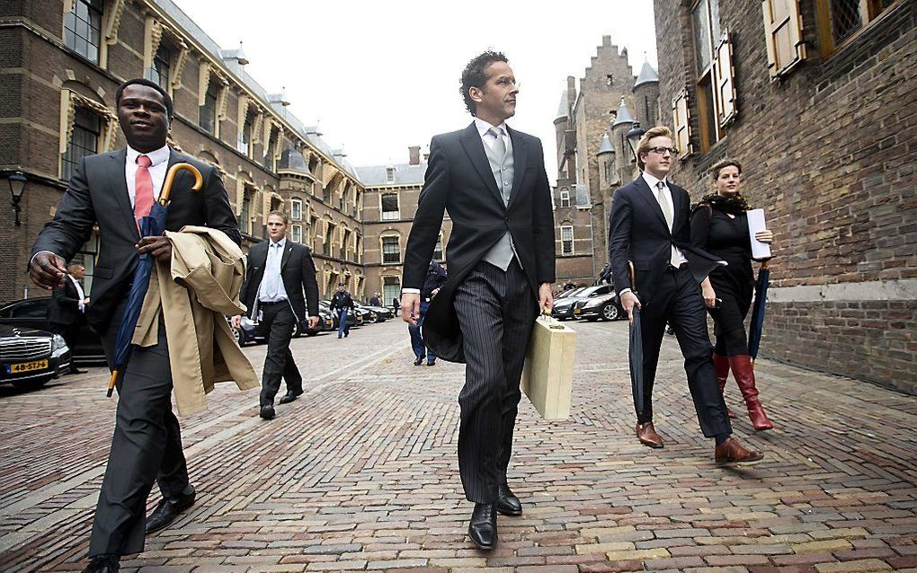 Minister van Financien Jeroen Dijsselbloem op weg naar de Tweede Kamer om de Miljoenennota aan te bieden. Foto ANP