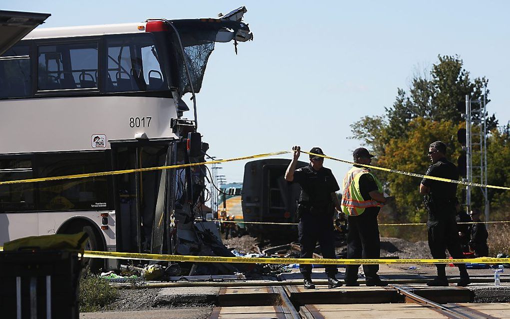 De zwaar beschadigde bus na een botsing met een trein. Foto EPA