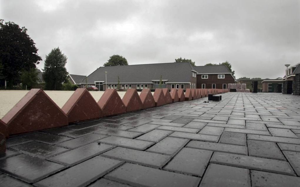 Het werk aan de parkeerplaats bij het nieuwe verenigingsgebouw van de hersteld hervormde gemeente in Staphorst ligt stil wegens een conflict met de gemeente Staphorst. beeld Eelco Kuiken