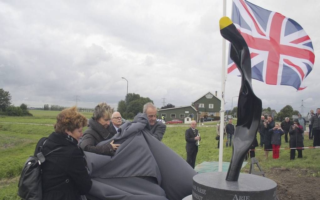 Aan de Stougjesdijk tussen Oud-Beijerland en Mijnsheerenland is een monument onthuld voor de Vijf van Greup. Beeld Conno Bochoven