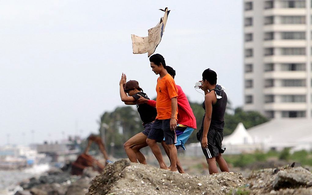 Veel wind aan de kust bij Pasay. Foto EPA