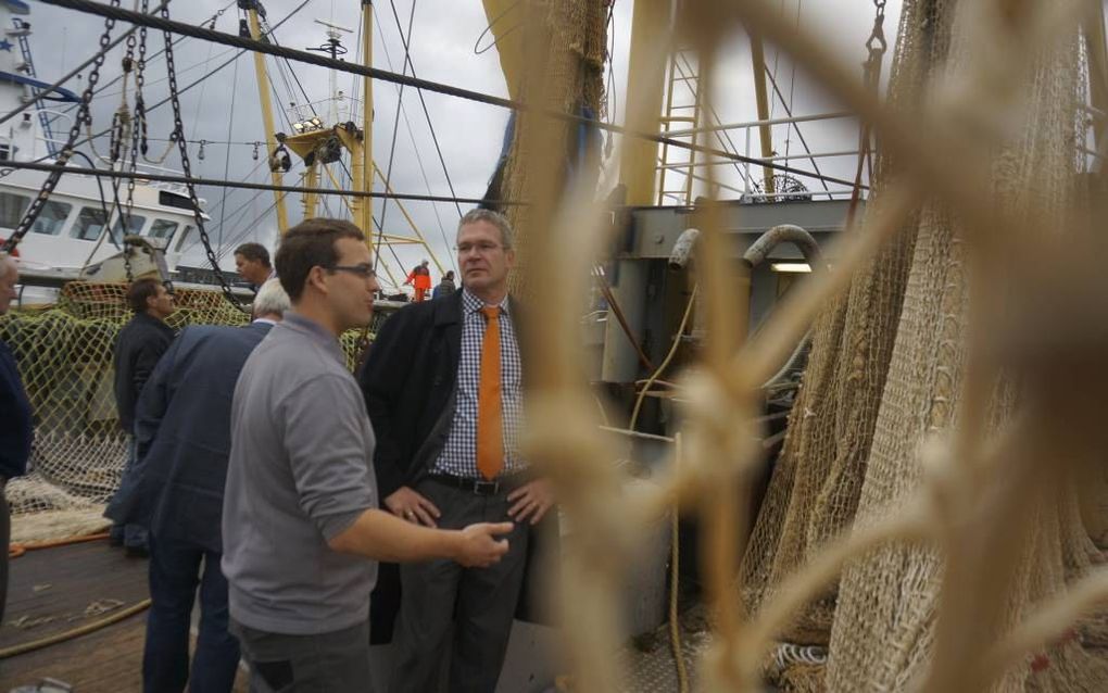 Een delegatie van de SGP-Kamerfractie bracht vrijdagmorgen een bezoek aan de vissershaven van Stellendam. Foto: Kamerlid Dijkgraaf in gesprek met Noordzeevisser Hans Tanis van de GO 37. Beeld SGP