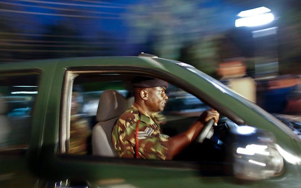 Een Keniaanse militair rijdt weg van Westgate. beeld EPA