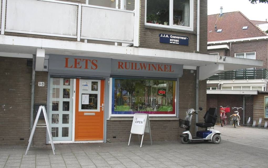 DORDRECHT. De ruilwinkel aan de J. J. A. Goeverneurstraat in de Dordtse wijk Oud-Krispijn voorziet in een behoefte. Foto André Bijl