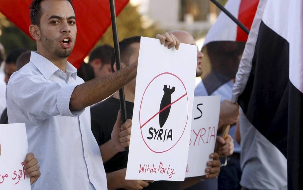 Protest tegen een aanval bij de Amerikaanse ambassade in Amman. Beeld EPA