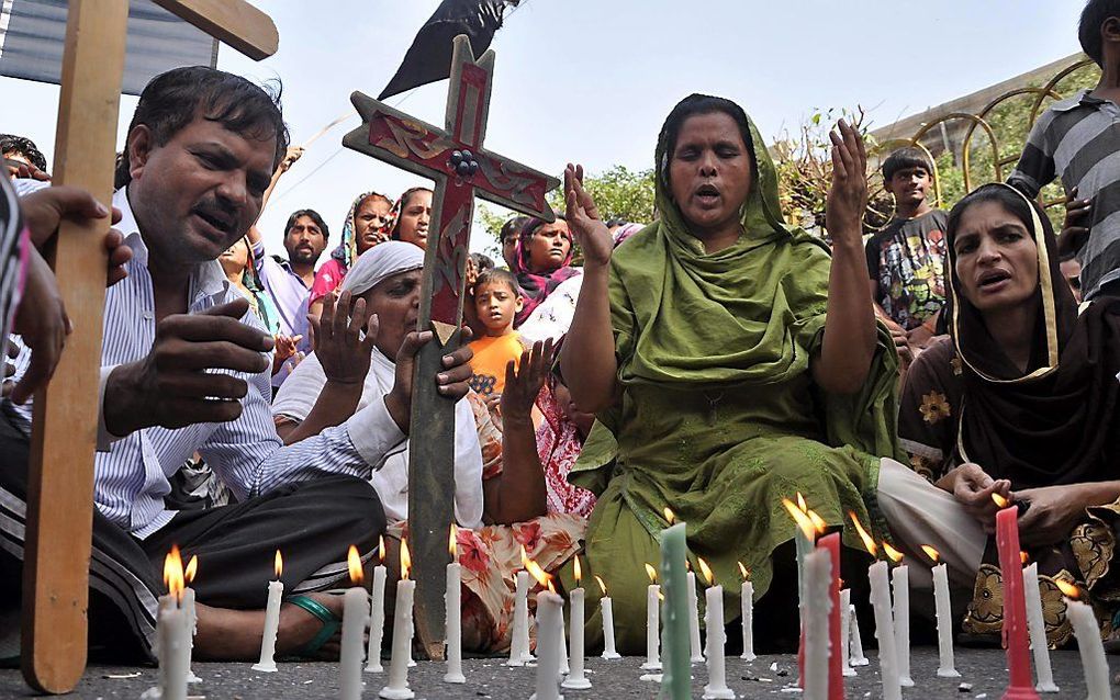 In Pakistan wordt op verschillende plaatsen gedemonstreerd tegen het religeuze geweld dat het land treft. Afgelopen zondag was er een dubbele zelfmoordaanslag op een anglicaanse kerk in Peshawar, in het noorden van Pakistan. Daarbij kwamen zeker 85 mensen