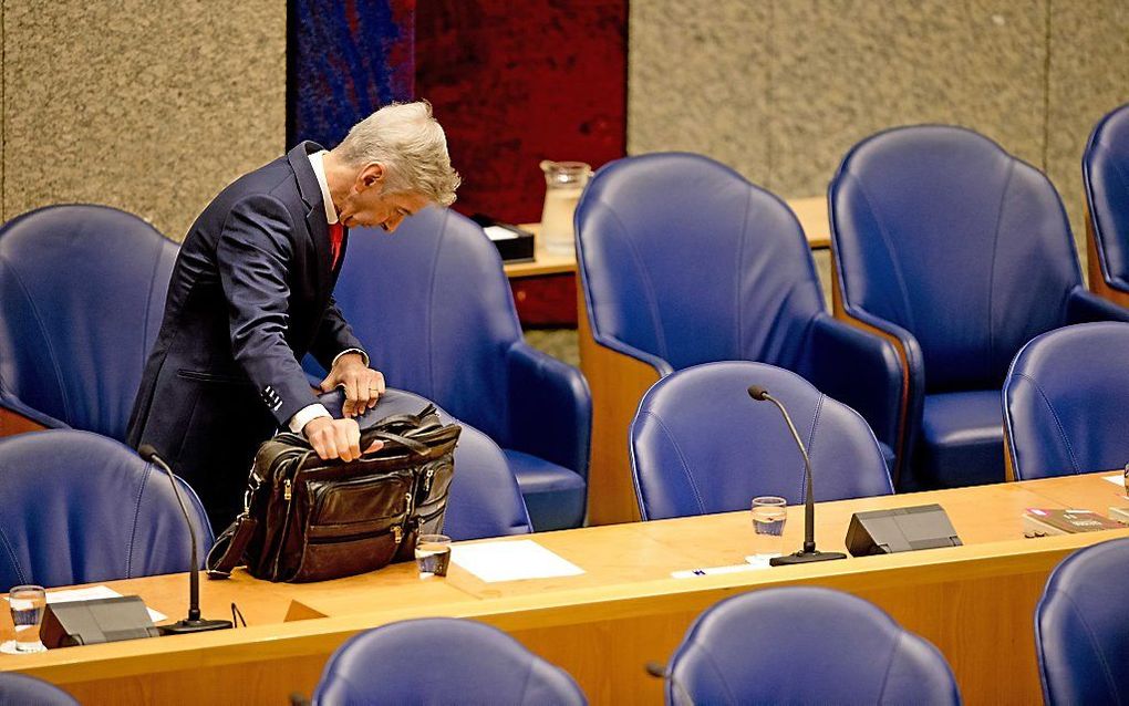 Minister Plasterk (zonder baard) maakt zich woensdagmorgen klaar voor de Algemene Politieke Beschouwingen. Foto ANP