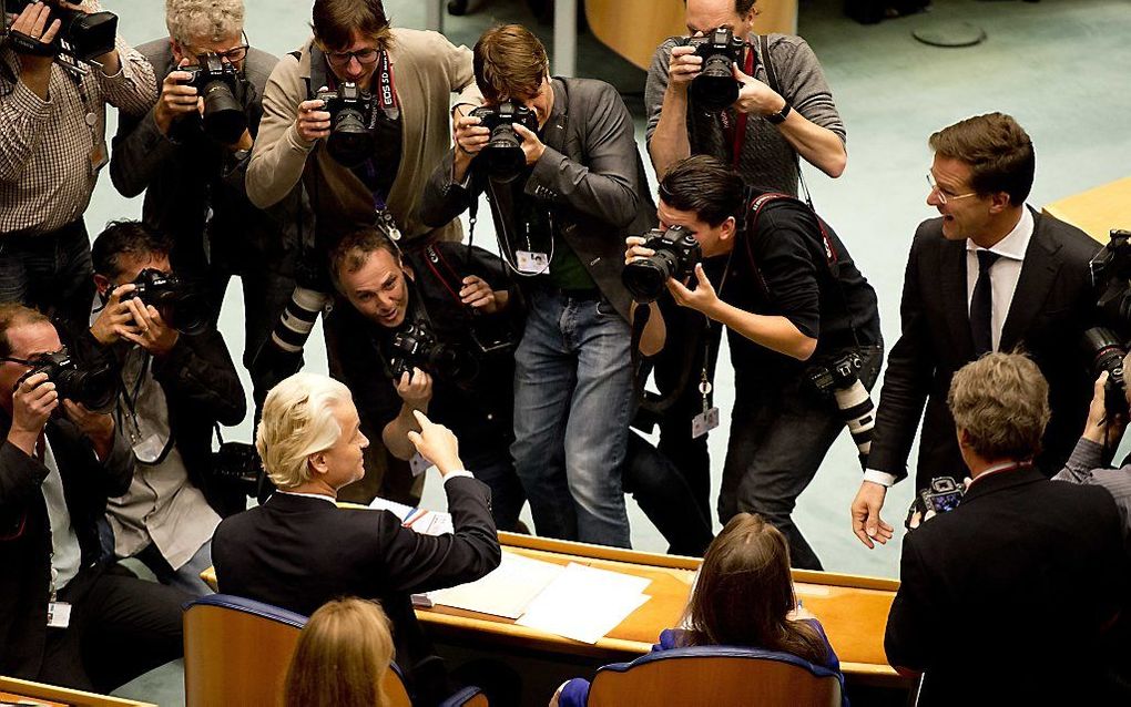 PVV-fractieleider Geert Wilders (L) en premier Mark Rutte worden omringd door de pers voorafgaand aan de Algemene Politieke Beschouwingen in de Tweede Kamer. Foto ANP