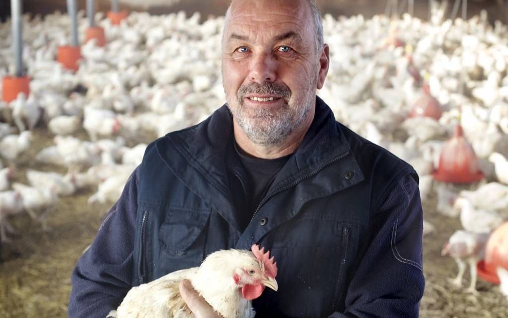 Sjoerd Kok is eigenaar van het enige grootschalige biologische vleeskuikenbedrijf in Nederland. Hij is niet van plan zijn bedrijf voortaan potdicht te houden. Beeld Dick Vos