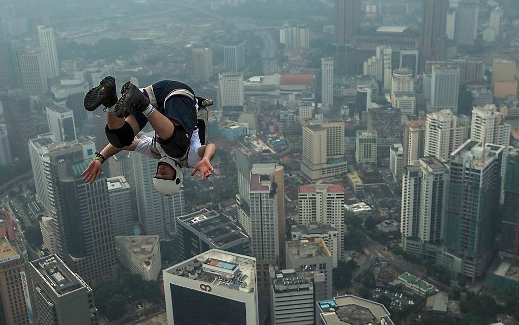 Honderd para's sprongen gisteren van de Kuala Lumpur Tower in Maleisië. beeld EPA