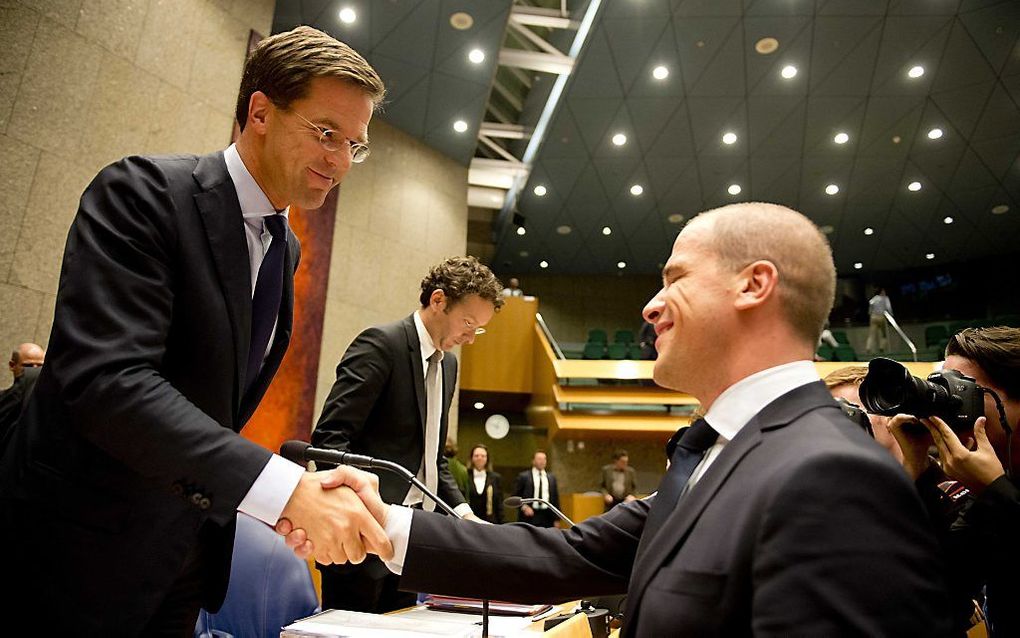 Premier Mark Rutte schudt de hand van PvdA-fractievoorzitter Diederik Samsom tijdens de tweede dag van de Algemene Politieke beschouwingen. beeld ANP