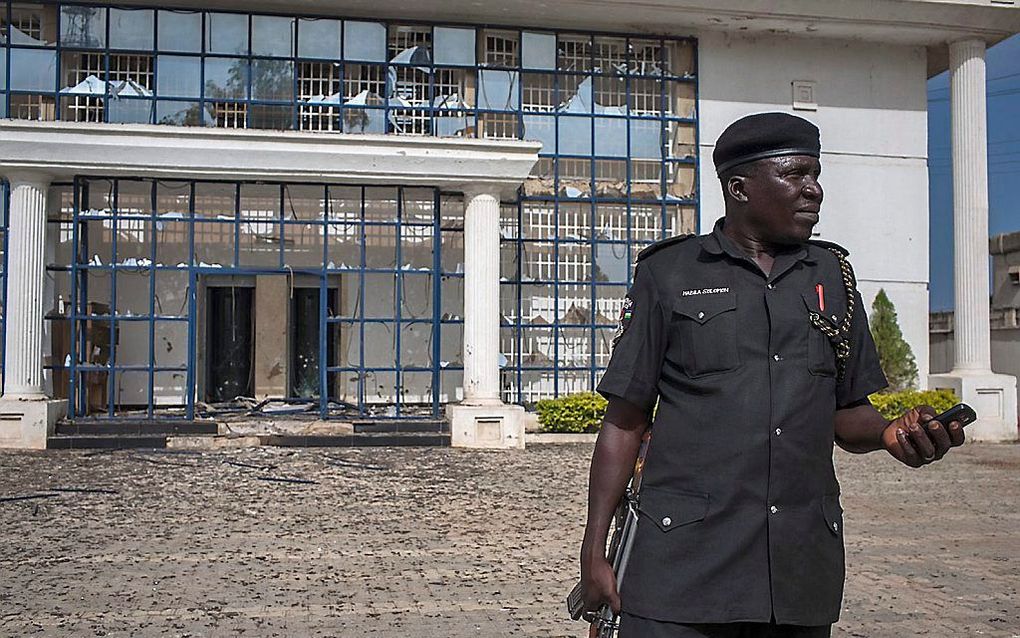 Een politieman voor de campus in Nigeria. Foto EPA