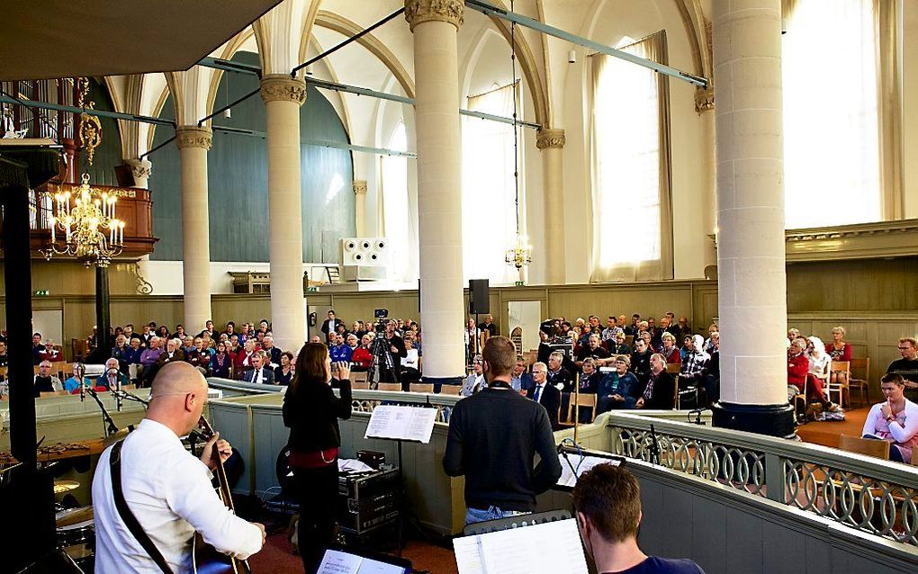 Zingen onder leiding van een band bij de slotbijeenkomst. Foto's Dick Vos