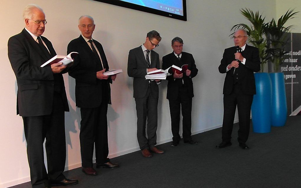 Van links naar rechts ds. C.J. Meeuse, drs. F.W. Huisman, dr. J. van de Kamp,  prof. dr. A. Baars en prof. dr. W.J. op ’t Hof. Foto RD