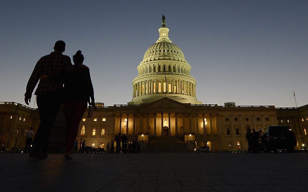 Een akkoord over de financiering van de Amerikaanse overheid is maandagavond uitgebleven. De deadline verstreek om 6.00 uur (Nederlandse tijd). Door de politieke verdeeldheid tussen de Democraten en de Republikeinen zit de federale overheid zonder geld en