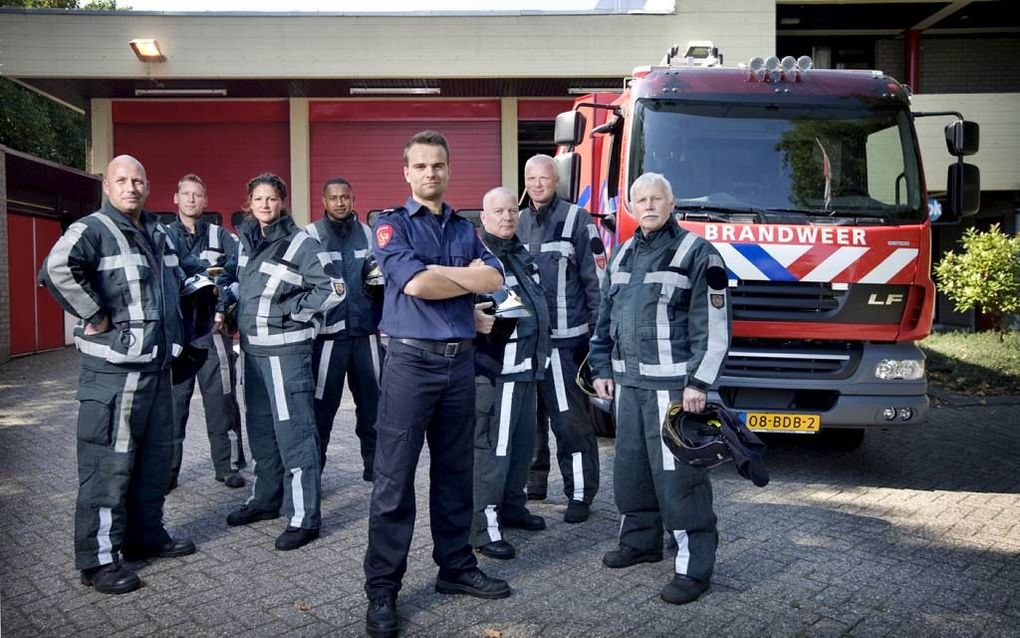 Wijkbrandweerman Luuk van den Bulk uit Berkel en Rodenrijs is veel in de Rotterdamse wijk IJsselmonde te vinden. Soms draait hij een dienst met zijn nieuwe collega’s mee om het ‘echte werk’ niet te verleren. beeld veiligheidsregio Rotterdam-Rijnmond