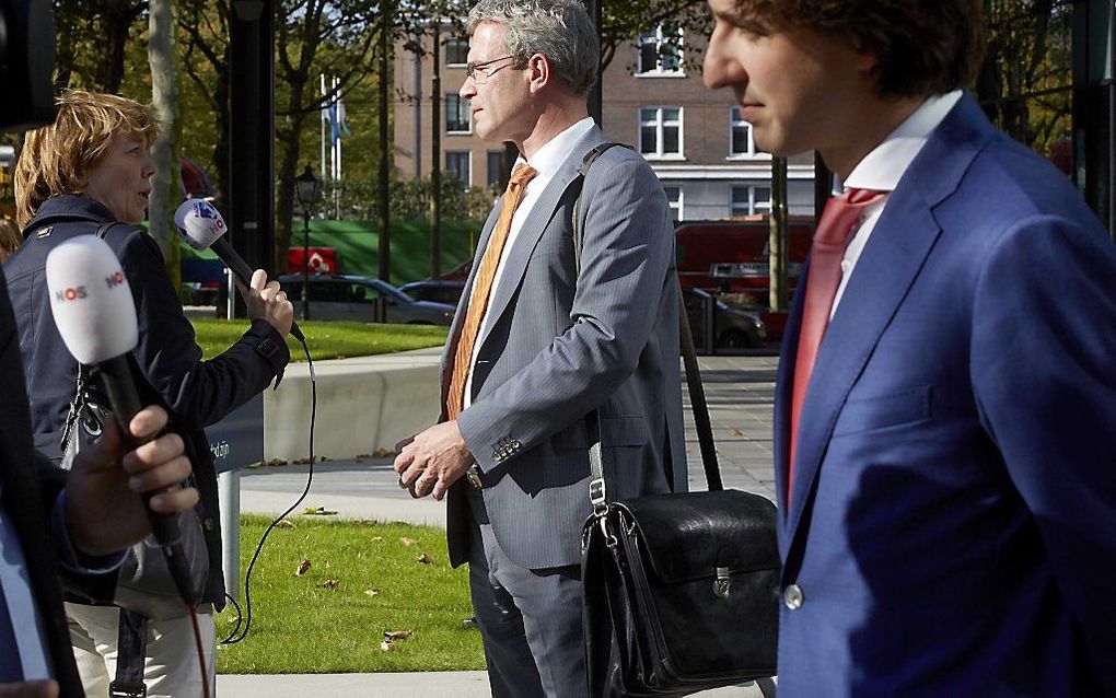 Financieel specialisten van fracties uit de Tweede Kamer staan de pers te woord na een overleg met Dijsselbloem. Foto ANP