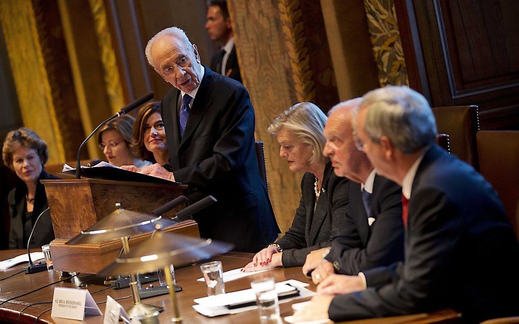 De Israelische president Shimon Peres houdt een speech in de vergaderzaal van de Eerste Kamer. Foto ANP