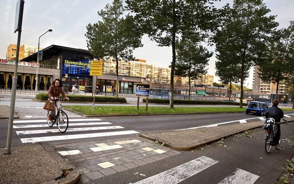 DORDRECHT. Fietsers woensdagmorgen bij het Dordtse winkelcentrum Sterrenburg. Het overdekte winkelcentrum wordt de komende tijd vernieuwd en uitgebreid. „Het wordt het gezicht van de wijk.” beeld Dirk Hol