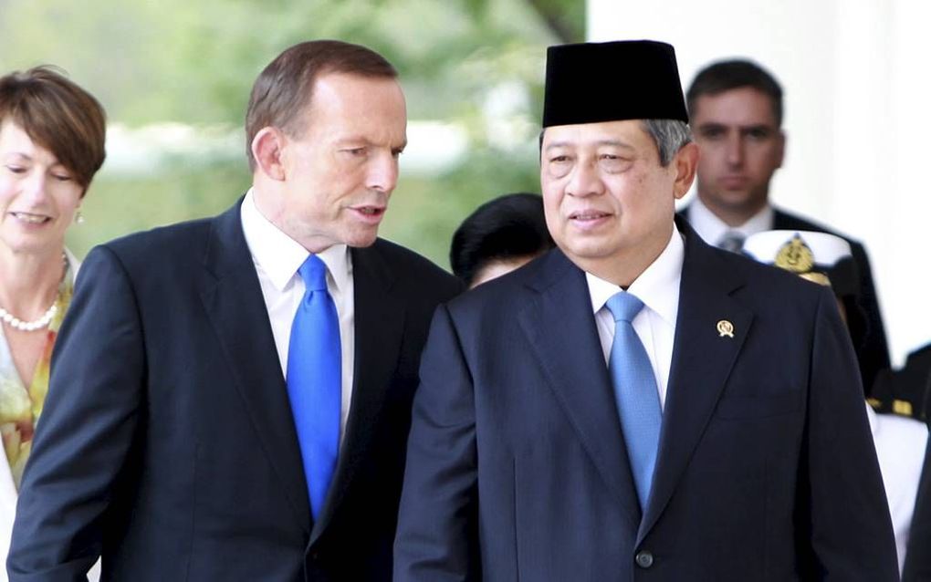 JAKARTA. De Australische premier Abbott (l.) overlegde maandag met de Indonesische president Yudhoyono over de bootvluchtelingen. beeld EPA