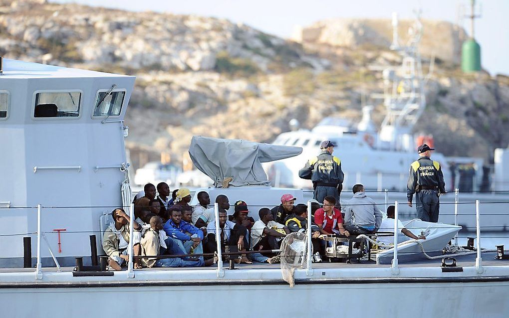 De Italiaanse kustwacht pikt vaker vluchtelingen op voor de kust van Lampedusa. Foto EPA