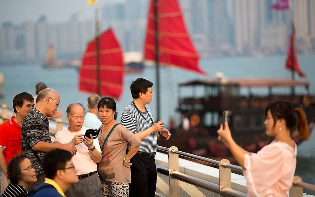 Toeristen bij Victoria Harbor in Hong Kong. Foto EPA