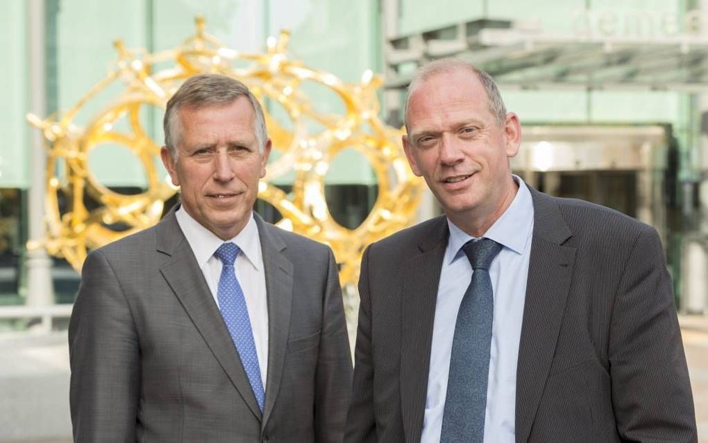 Wethouder A. de Kruijf (l.) van de gemeente Barneveld en algemeen directeur P. J. Westerlaken van de Ds. D. A. Detmarschool en de Rehobothschool in Ede. beeld André Dorst