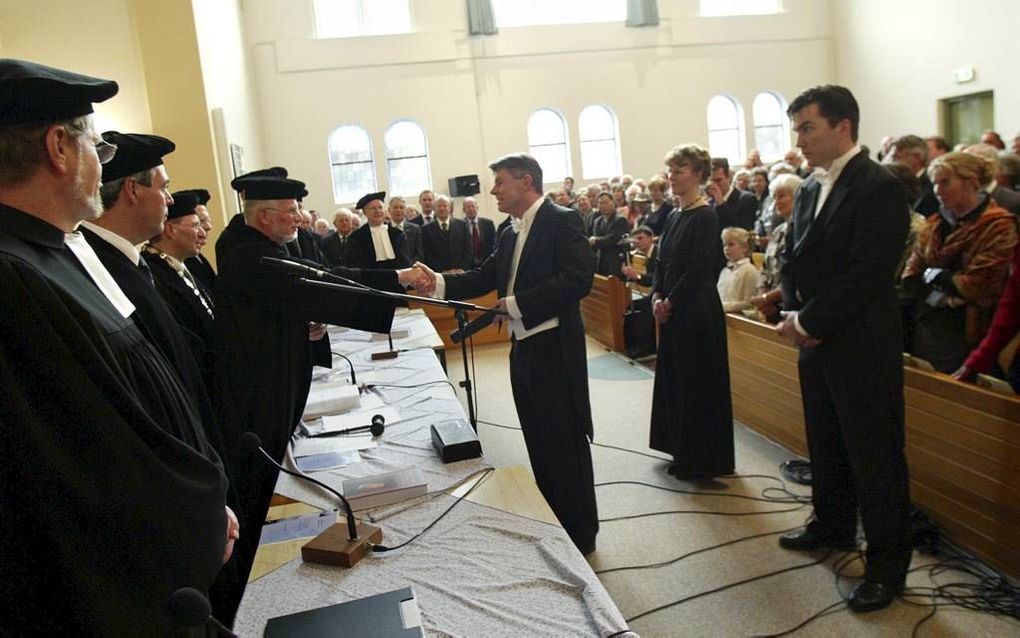 Prof. dr. A. Baars bij zijn promotie in 2004 met zijn twee oudste kinderen als paranimf. beeld RD, Anton Dommerholt