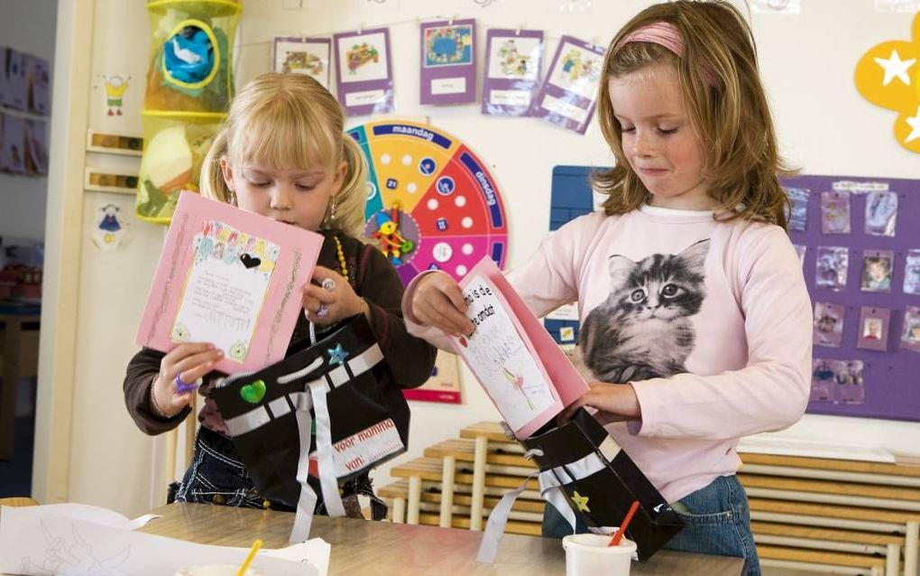 Kleuterklas in actie. Veel scholen die ontwikkelingsgericht onderwijs hebben ingevoerd, beperken dat tot de onderbouw. Leerlingen leren samenwerken in levensechte situaties. Beeld ANP