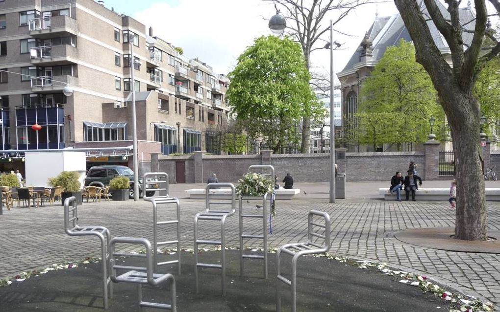 DEN HAAG. Stoelen op het Rabbijn Maarsenplein in Den Haag herinneren aan de Joodse lagere school waar Joodse kinderen in 1942 naartoe moesten. Tweeduizend kinderen werden uiteindelijk uit Den Haag weggevoerd. beeld Gertrude de Wildt