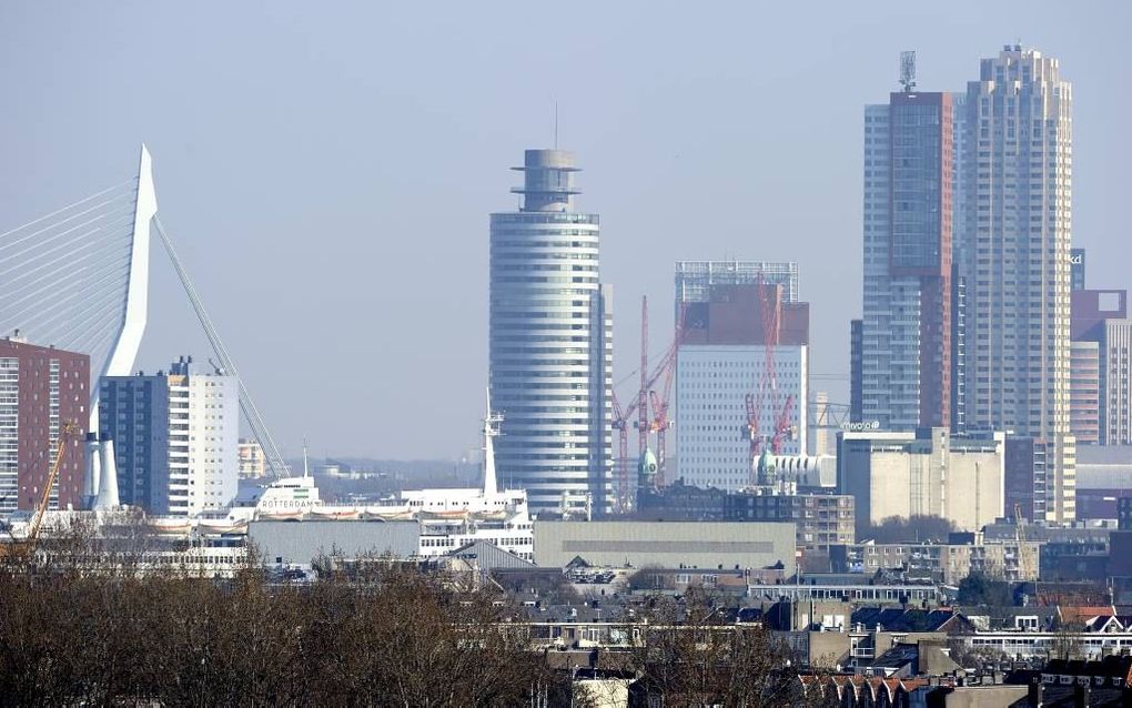 De skyline van Rotterdam, bezien vanuit de Waalhaven. Voor de aanleg van deze haven werden de plantenrijke polders Robbenoord en Plompert vergraven. Ook sommige voormalige dorpen moesten na annexatie door de Maasstad wijken voor havens en industrie beeld 