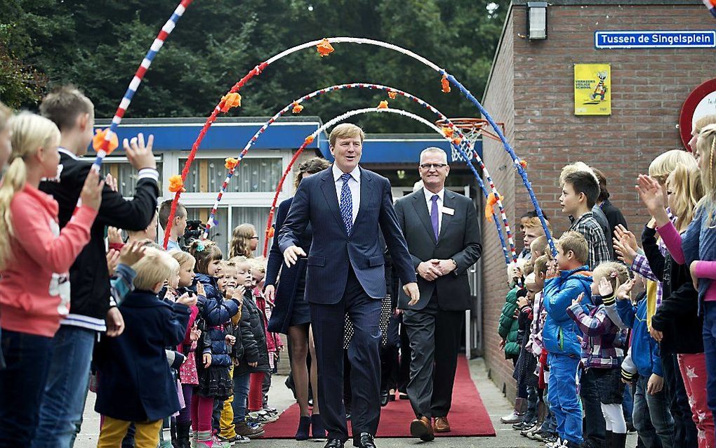 Koning Willem-Alexander komt aan in Oosterwolde. Foto ANP