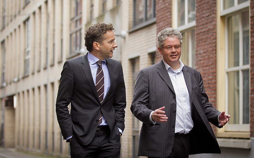 Minister van Financien Jeroen Dijsselbloem (L) op weg naar de studio van RTL voor zijn wekelijkse gesprek. Dijsselbloem zal later verder gaan met de volgende ronde van onderhandelingen tussen de regering en de oppositie. beeld ANP