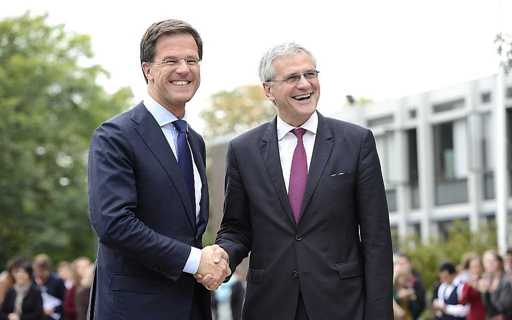 Premier Mark Rutte schudt de hand van zijn Vlaamse collega Kris Peeters tijdens de Nederlands-Vlaamse regeringstop. De ontmoeting heeft als doel de economische samenwerking tussen Nederland en Vlaanderen verder te versterken. beeld ANP