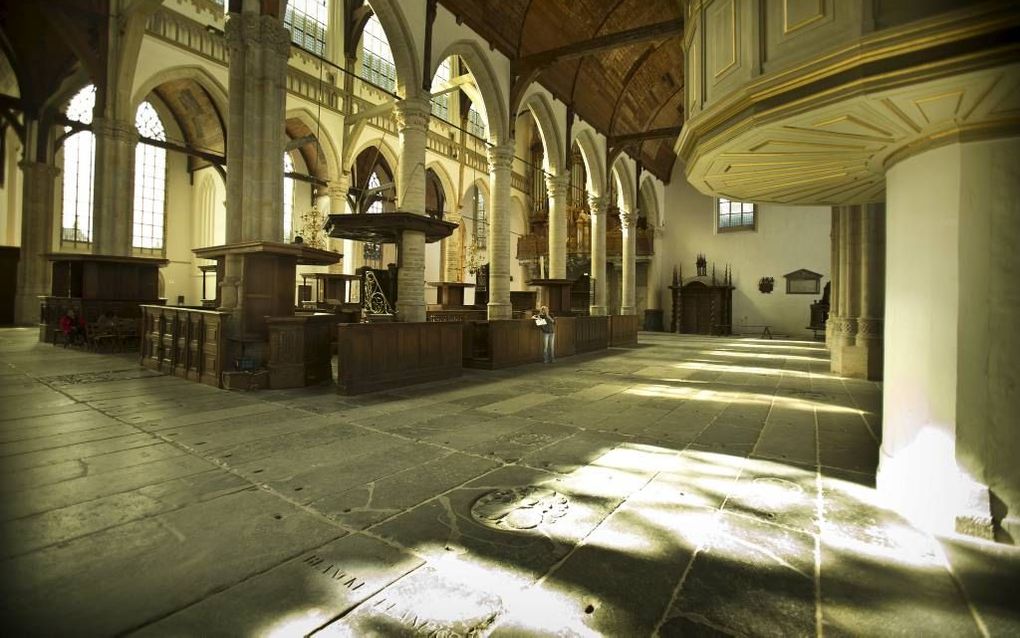 „De beste dienst die we aan onze kerkdienst kunnen bewijzen is te laten merken dat je ondanks alles wat er aan gebrek bestaat, je het wonder ziet en het niet op kunt dat God in de kerkdienst met ons, zondaren, wil samen zijn.” Foto: interieur van de Oude 