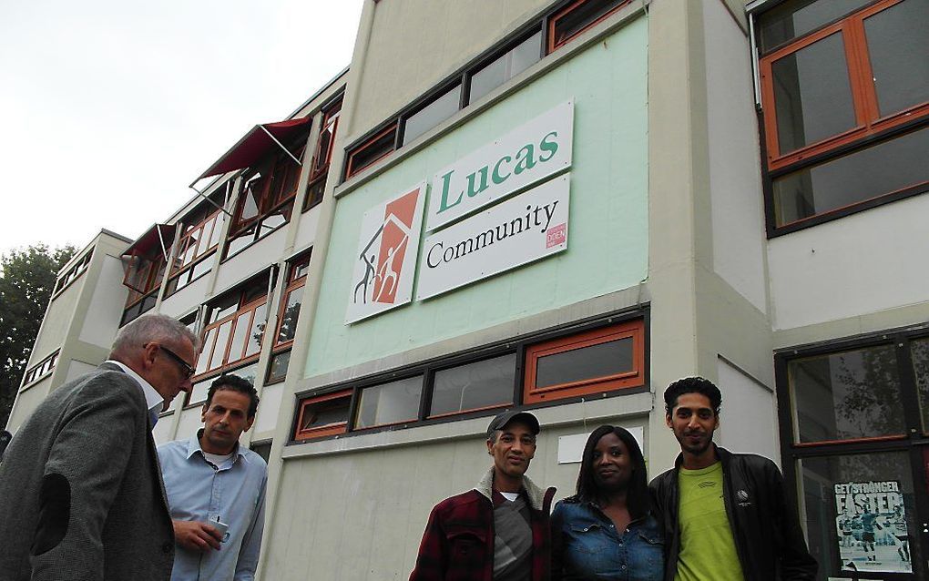 Jerry Bisambhar (rechts) met een aantal bezoekers van Lucas Community. beeld Jan van Reenen