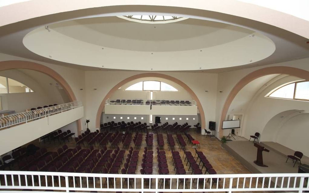 Interieur van het nieuwe kerkgebouw van Grace and Truth in het Israëlische Kanot, vlak bij de stad Gedera. Het complex kwam tot stand met steun van het Isaac da Costa Fonds. beeld Isaac da Costa Fonds