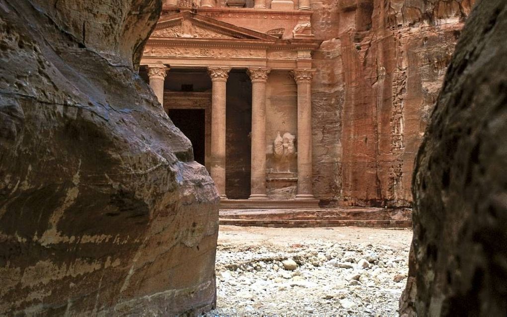 Blik op het koningsgraf Al-Khazneh (Schatkamer) vanaf het eind van de toegangsweg, de Siq. beeld Jane Taylor