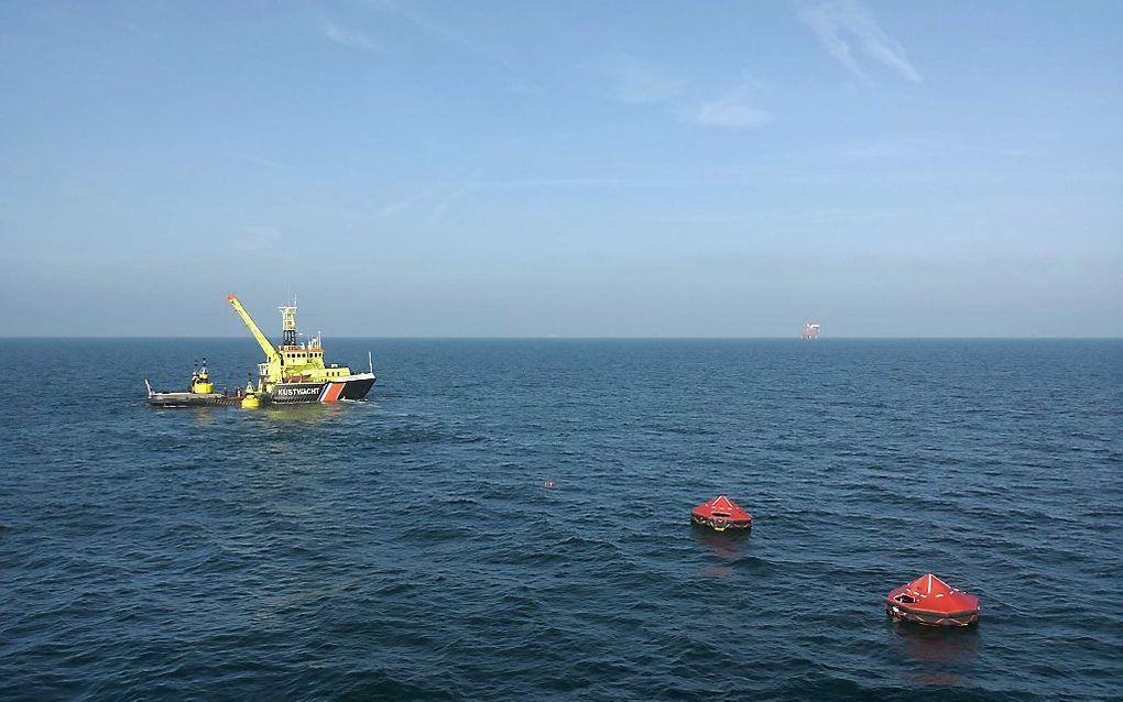 Een vaartuig van de kustwacht legt boeien om de plaats te markeren waar het bewakingsschip Maria uit Scheveningen is gezonken na een aanvaring met een Nederlands vissersschip. Foto ANP