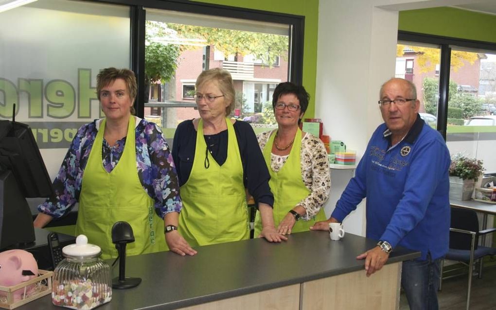 Vrijwilligers runnen de buurtsuper in het Gelderse Herwen. Vooral ouderen komen er graag voor hun boodschappen. beeld RD