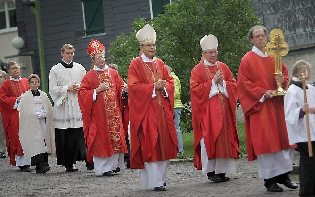 Bisschop Franz-Peter Tebartz-Van Elst (m.). beeld EPA