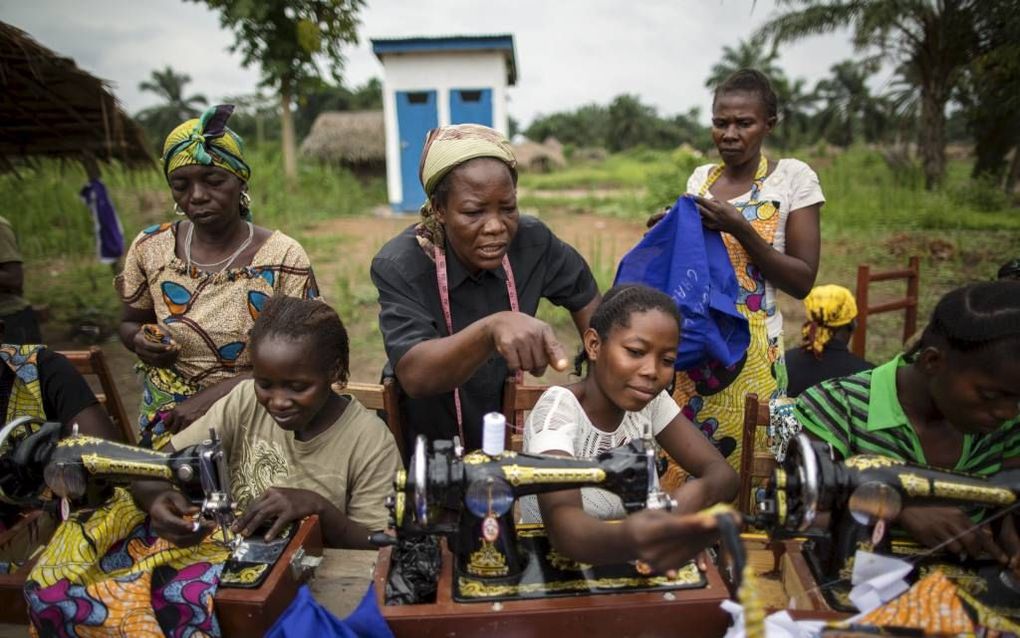 De Congolese zuster Angélique Namaika (r.) Beeld NRC, A. Ackerman