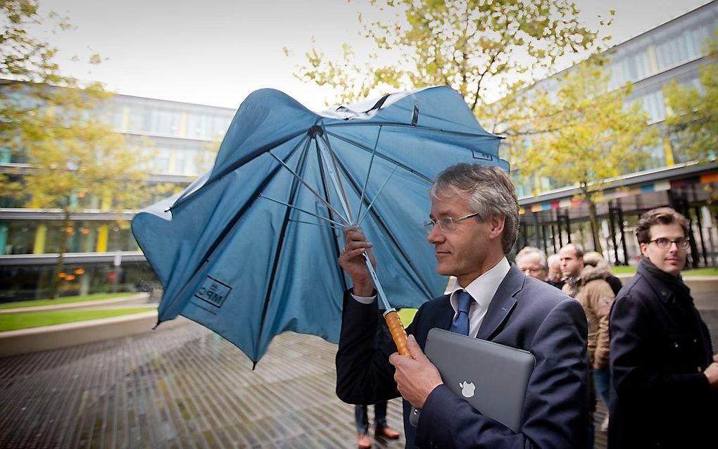 CU-leider Arie Slob komt aan bij het ministerie van Financien voorafgaand aan de volgende ronde van onderhandelingen tussen de regering en de oppositie. beeld ANP