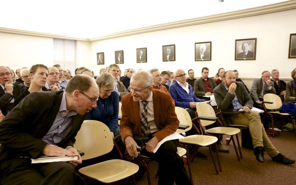 Onderonsje tussen dr. T. T. J. Pleizier (l.) en prof. dr. C. J. de Ruijter, vrijdag op een symposium over de toekomst van de preek. beeld Dick Vos