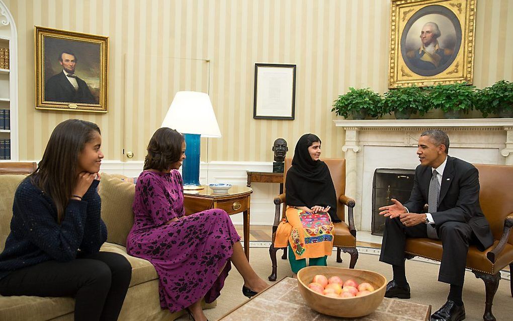 Malala Yousafzai werd vrijdagl met alle egards ontvangen door de Amerikaanse president Barack Obama en zijn vrouw Michelle. beeld EPA