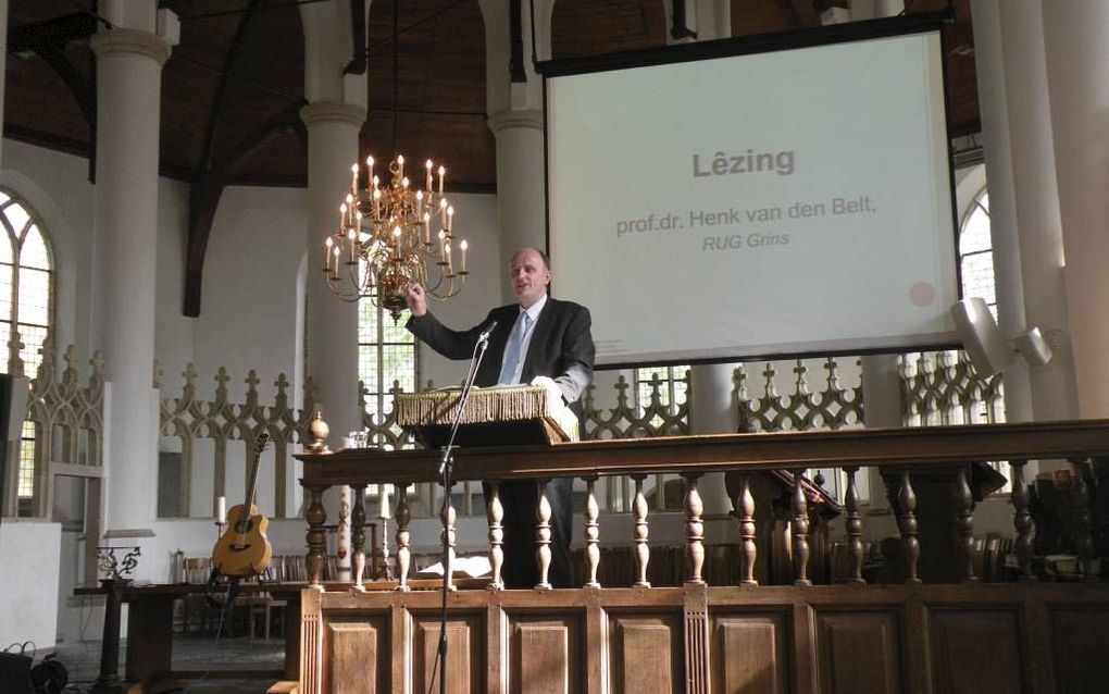 FRANEKER. Prof. Van den Belt kreeg zaterdag in Franeker de eerste Friese vertaling van de Heidelbergse Catechismus overhandigd. beeld RD